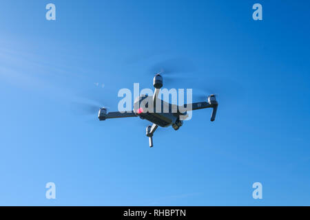 La piegatura del drone in volo in un cielo Foto Stock