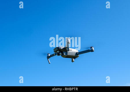La piegatura del drone in volo in un cielo Foto Stock
