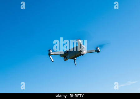 La piegatura del drone in volo in un cielo Foto Stock