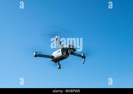 La piegatura drone DJI Mavic Pro volare in un cielo blu Foto Stock