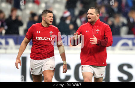 Il Galles Elliot Dee (sinistra) e Ken Owens dopo il Guinness Sei Nazioni corrispondono allo Stade de France di Parigi. Foto Stock