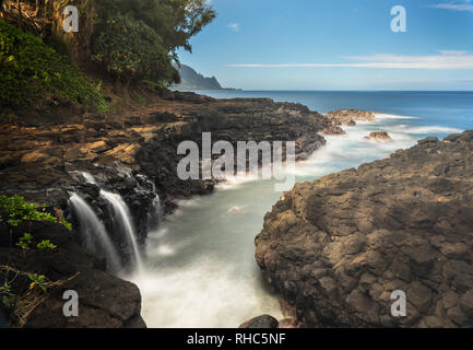 Cascata vicino al Queens Bath in Princeville Kauai Foto Stock