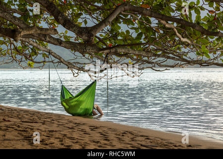 Cuddling matura in oscillazione amaca immersione in mare Foto Stock