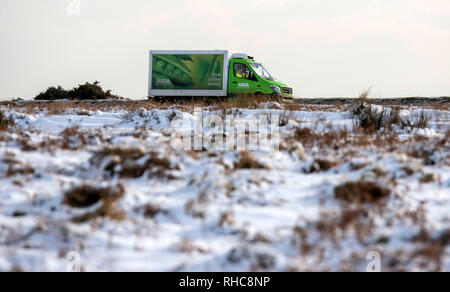 Swansea, Regno Unito. 01 feb 2019. Una consegna Asda van rende il modo lungo la cima di Cefn Bryn vicino Reynoldston sulla Penisola di Gower vicino a Swansea questo pomeriggio dopo che la zona era coperto di neve. Credito: Phil Rees/Alamy Live News Foto Stock