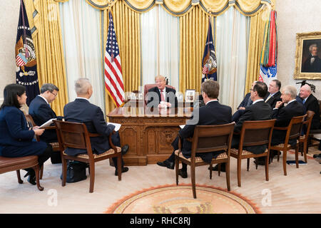 Presidente Trump, uniti dal Vice Presidente Mike Pence, Rappresentante commerciale degli Stati Uniti Robert Lighthizer, e altri membri del gabinetto, accoglie Chinese Vice Premier Liu He Giovedi, Gennaio 31, 2019, all Ufficio Ovale della Casa Bianca, dopo due giorni di Stati Uniti-Cina negoziati commerciali. Persone: presidente Donald Trump Foto Stock