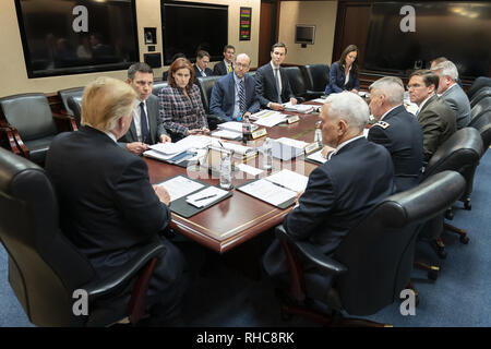 Presidente Trump partecipa al confine di una strategia di sicurezza incontro con il senior White House staff Mercoledì, Gennaio 30, 2019, nella situazione di stanza della Casa Bianca. Persone: presidente Donald Trump Foto Stock