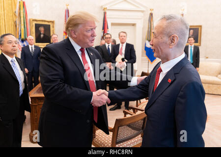 Presidente Trump, uniti dal Vice Presidente Mike Pence, Rappresentante commerciale degli Stati Uniti Robert Lighthizer, e altri membri del gabinetto, accoglie Chinese Vice Premier Liu He Giovedi, Gennaio 31, 2019, all Ufficio Ovale della Casa Bianca, dopo due giorni di Stati Uniti-Cina colloqui sugli scambi di persone: il presidente Donald Trump Foto Stock