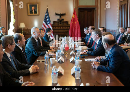 Rappresentante commerciale degli Stati Uniti Robert Lighthizer, senior staff, e membri del gabinetto di soddisfare con il cinese Vice Premier Liu He e i membri della sua delegazione per gli Stati Uniti e la Cina colloqui commerciali Mercoledì, Gennaio 30, 2019, la carriera diplomatica sala da ricevimento in Eisenhower Executive Office edificio della Casa Bianca di persone: il presidente Donald Trump Foto Stock