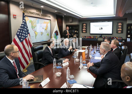 Vice Presidente Mike Pence riceve un briefing Giovedi, Gennaio 31, 2019, presso la Drug Enforcement Agency sede a Washington, D.C. Persone: presidente Donald Trump Foto Stock