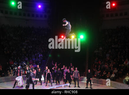 Kiev, Ucraina. 01 feb 2019. Artisti circensi vedere a piedi in aria durante la mostra. Il nuovo show internazionale 'Bianco e Nero' di tedesco moderno circus al nazionale ucraina Circus a Kiev in Ucraina. Lo spettacolo andrà in scena dal 2 febbraio fino al 21 aprile. Credito: SOPA Immagini limitata/Alamy Live News Foto Stock