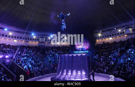 Kiev, Ucraina. 01 feb 2019. Artista di circo visto eseguendo su di una moto durante lo spettacolo. Il nuovo show internazionale 'Bianco e Nero' di tedesco moderno circus al nazionale ucraina Circus a Kiev in Ucraina. Lo spettacolo andrà in scena dal 2 febbraio fino al 21 aprile. Credito: SOPA Immagini limitata/Alamy Live News Foto Stock