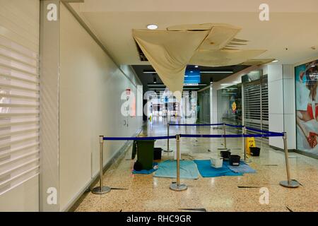 Tetto danni e pavimenti bagnati vicino a H&M a causa delle inondazioni, all'interno stockland shopping center come il Townsville inondazioni hanno preso possesso, inondazioni ha continuato a peggiorare il diluvio ha continuato e più acqua è stato rilasciato dal rigonfiamento del fiume Ross diga per impedire la rottura della parete della diga. Townsville, Queensland, Australia Foto Stock