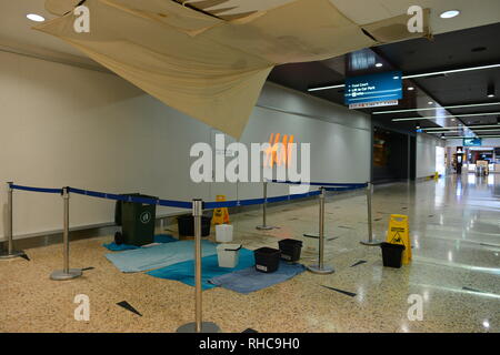 Tetto danni e pavimenti bagnati vicino a H&M a causa delle inondazioni, all'interno stockland shopping center come il Townsville inondazioni hanno preso possesso, inondazioni ha continuato a peggiorare il diluvio ha continuato e più acqua è stato rilasciato dal rigonfiamento del fiume Ross diga per impedire la rottura della parete della diga. Townsville, Queensland, Australia Foto Stock