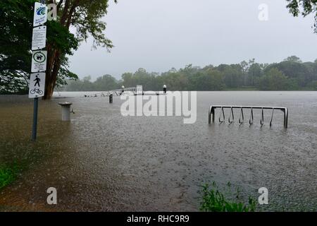Rossiter Park che mostra il pontoon essere sommersi dalle acque di esondazione, inondazioni ha continuato a peggiorare il diluvio ha continuato e più acqua è stato rilasciato dal rigonfiamento del fiume Ross diga per impedire la rottura della parete della diga. Townsville, Queensland, Australia Foto Stock
