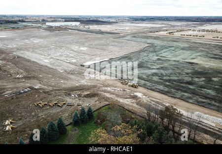 (190202) -- NEW YORK, Febbraio 2, 2019 (Xinhua) -- La Foxconn fabbrica dell area dello stabilimento è visto in costruzione a Mount Pleasant di Racine County, Wisconsin, Stati Uniti, nov. 2, 2018. Residenti' opposizione, la carenza di manodopera e il trasferimento di tecnologia difficoltà sono i tre motivi principali per cui le aziende di produzione come Foxconn non poteva muoversi di nuovo agli Stati Uniti facilmente, addetti ai lavori e gli analisti hanno detto. Essendo costruito su un vasto 2.800 acri di terra negli STATI UNITI Stato del Wisconsin, la pianta Foxconn progetto è doppiato da U.S. Presidente Donald Trump come "l'ottava meraviglia del wor Foto Stock