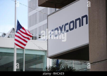 (190202) -- NEW YORK, Febbraio 2, 2019 (Xinhua) -- il segno della Foxconn è visto su un edificio di uffici di Foxconn a Milwaukee, Wisconsin, Stati Uniti, nov. 2, 2018. Residenti' opposizione, la carenza di manodopera e il trasferimento di tecnologia difficoltà sono i tre motivi principali per cui le aziende di produzione come Foxconn non poteva muoversi di nuovo agli Stati Uniti facilmente, addetti ai lavori e gli analisti hanno detto. Essendo costruito su un vasto 2.800 acri di terra negli STATI UNITI Stato del Wisconsin, la pianta Foxconn progetto è doppiato da U.S. Presidente Donald Trump come "l'ottava meraviglia del mondo' per la scala di Foto Stock