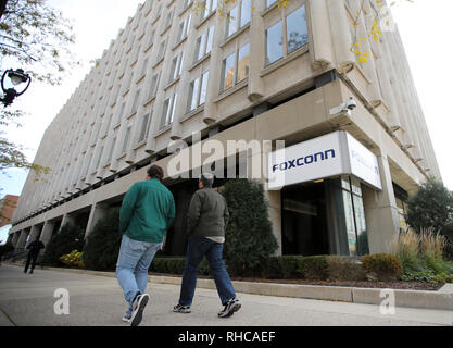 (190202) -- NEW YORK, Febbraio 2, 2019 (Xinhua) -- la gente a piedi passato un edificio per uffici di Foxconn a Milwaukee, Wisconsin, Stati Uniti, nov. 2, 2018. Residenti' opposizione, la carenza di manodopera e il trasferimento di tecnologia difficoltà sono i tre motivi principali per cui le aziende di produzione come Foxconn non poteva muoversi di nuovo agli Stati Uniti facilmente, addetti ai lavori e gli analisti hanno detto. Essendo costruito su un vasto 2.800 acri di terra negli STATI UNITI Stato del Wisconsin, la pianta Foxconn progetto è doppiato da U.S. Presidente Donald Trump come "l'ottava meraviglia del mondo' per la scala degli investimenti, th Foto Stock