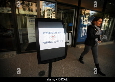 (190202) -- NEW YORK, Febbraio 2, 2019 (Xinhua) -- la possibilità di noleggiare un evento è tenuto ad un edificio per uffici di Foxconn a Milwaukee, Wisconsin, Stati Uniti, nov. 2, 2018. Residenti' opposizione, la carenza di manodopera e il trasferimento di tecnologia difficoltà sono i tre motivi principali per cui le aziende di produzione come Foxconn non poteva muoversi di nuovo agli Stati Uniti facilmente, addetti ai lavori e gli analisti hanno detto. Essendo costruito su un vasto 2.800 acri di terra negli STATI UNITI Stato del Wisconsin, la pianta Foxconn progetto è doppiato da U.S. Presidente Donald Trump come "l'ottava meraviglia del mondo' per la scala di investm Foto Stock