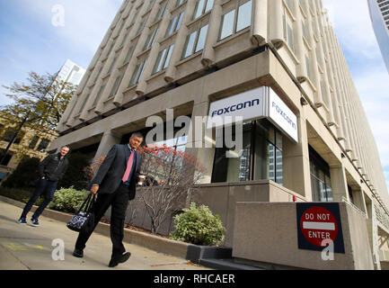 (190202) -- NEW YORK, Febbraio 2, 2019 (Xinhua) -- la gente a piedi passato un edificio per uffici di Foxconn a Milwaukee, Wisconsin, Stati Uniti, nov. 2, 2018. Residenti' opposizione, la carenza di manodopera e il trasferimento di tecnologia difficoltà sono i tre motivi principali per cui le aziende di produzione come Foxconn non poteva muoversi di nuovo agli Stati Uniti facilmente, addetti ai lavori e gli analisti hanno detto. Essendo costruito su un vasto 2.800 acri di terra negli STATI UNITI Stato del Wisconsin, la pianta Foxconn progetto è doppiato da U.S. Presidente Donald Trump come "l'ottava meraviglia del mondo' per la scala degli investimenti, th Foto Stock