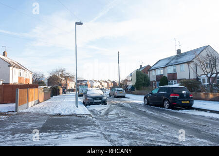 Reading, Regno Unito. 2° febbraio 2019. Regno Unito: Meteo la mattina ha iniziato a freddo con cielo limpido e sole. Neve dal giorno prima ha congelato il ghiaccio per rendere le strade e marciapiedi insidioso. Reading, Berkshire. Matteo Ashmore/Alamy Live News Foto Stock