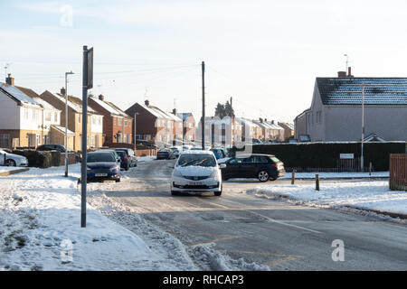 Reading, Regno Unito. 2° febbraio 2019. Regno Unito: Meteo la mattina ha iniziato a freddo con cielo limpido e sole. Neve dal giorno prima ha congelato il ghiaccio per rendere le strade e marciapiedi insidioso. Reading, Berkshire. Matteo Ashmore/Alamy Live News Foto Stock