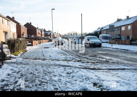 Reading, Regno Unito. 2° febbraio 2019. Regno Unito: Meteo la mattina ha iniziato a freddo con cielo limpido e sole. Neve dal giorno prima ha congelato il ghiaccio per rendere le strade e marciapiedi insidioso. Reading, Berkshire. Matteo Ashmore/Alamy Live News Foto Stock