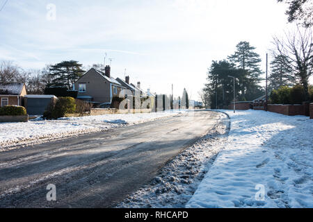 Reading, Regno Unito. 2° febbraio 2019. Regno Unito: Meteo la mattina ha iniziato a freddo con cielo limpido e sole. Neve dal giorno prima ha congelato il ghiaccio per rendere le strade e marciapiedi insidioso. Reading, Berkshire. Matteo Ashmore/Alamy Live News Foto Stock