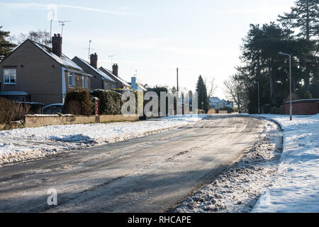 Reading, Regno Unito. 2° febbraio 2019. Regno Unito: Meteo la mattina ha iniziato a freddo con cielo limpido e sole. Neve dal giorno prima ha congelato il ghiaccio per rendere le strade e marciapiedi insidioso. Reading, Berkshire. Matteo Ashmore/Alamy Live News Foto Stock