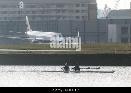 Londra, Regno Unito. 2° febbraio 2019. I canottieri sul Royal Docks di fronte come il London City airport riapre dopo la nevicata e continuando a bassa temperature piani forzato per essere collegato a terra e cancellazioni di voli Credito: amer ghazzal/Alamy Live News Foto Stock