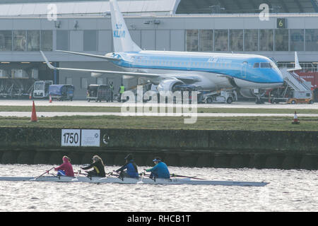 Londra, Regno Unito. 2° febbraio 2019. I canottieri sul Royal Docks di fronte alla pista di aeroporto come aeroporto London City riapre dopo la nevicata e continuando a bassa temperature piani forzato per essere collegato a terra e cancellazioni di voli Credito: amer ghazzal/Alamy Live News Foto Stock