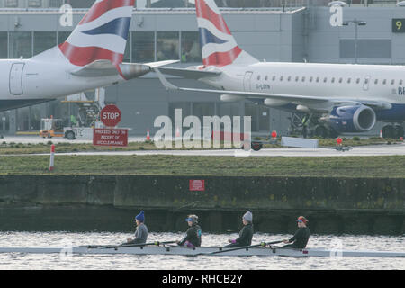 Londra, Regno Unito. 2° febbraio 2019. I canottieri sul Royal Docks di fronte alla pista di aeroporto come aeroporto London City riapre dopo la nevicata e continuando a bassa temperature piani forzato per essere collegato a terra e cancellazioni di voli Credito: amer ghazzal/Alamy Live News Foto Stock