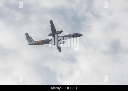 Londra, Regno Unito. 2° febbraio 2019. Un FlyBe aereo decolla come riprendere i voli presso l'aeroporto di London City nei Docklands dopo la neve pesante piani forzato per essere collegato a terra e cancellazioni di voli Credito: amer ghazzal/Alamy Live News Foto Stock