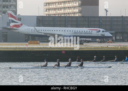 Londra, Regno Unito. 2° febbraio 2019. I canottieri sul Royal Docks di fronte alla pista di aeroporto come aeroporto London City riapre dopo la nevicata e continuando a bassa temperature piani forzato per essere collegato a terra e cancellazioni di voli Credito: amer ghazzal/Alamy Live News Foto Stock