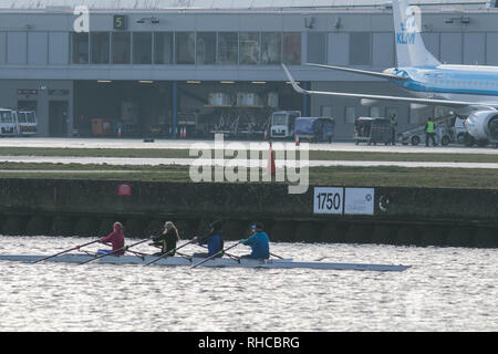 Londra, Regno Unito. 2° febbraio 2019. I canottieri sul Royal Docks opposta come aeroporto London City riapre dopo la nevicata e continuando a bassa temperature piani forzato per essere collegato a terra e cancellazioni di voli Credito: amer ghazzal/Alamy Live News Foto Stock