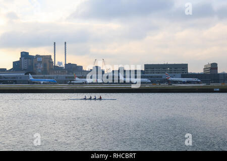 Londra, Regno Unito. 2° febbraio 2019. I canottieri sul Royal Docks opposta come aeroporto London City riapre dopo la nevicata e continuando a bassa temperature piani forzato per essere collegato a terra e cancellazioni di voli Credito: amer ghazzal/Alamy Live News Foto Stock