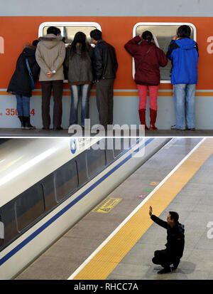 (190202) -- PECHINO, 2 febbraio, 2019 (Xinhua) -- Questo combo mostra fotografica di persone spiata attraverso il treno di windows come essi vedere off amici e parenti presso la Stazione Ferroviaria di Pechino a Pechino Capitale della Cina, Febbraio 3, 2007 (top, fotografia scattata da Li Wen); e un uomo di dire addio ai suoi familiari che sono a bordo di un treno in partenza a Shijiazhuang stazione ferroviaria in Shijiazhuang, a nord della Cina di nella provincia di Hebei, Gennaio 21, 2019 (fondo, fotografia scattata da Liang Zidong). La Cina sta vivendo la sua speciale annuale "40 giorni" o Festival di Primavera di viaggio rush, che è definito come il 'più grande migrazione sul Foto Stock