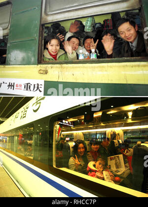 (190202) -- PECHINO, 2 febbraio, 2019 (Xinhua) -- Questo combo mostra fotografica di lavoratori migranti su un treno durante il Festival di Primavera di viaggio stagione per un viaggio di ritorno da Guangzhou in Cina del sud della provincia di Guangdong a sud-ovest della Cina di Chongqing comune nel gennaio del 2000 (top, fotografia scattata da Zhuang Jin); e i passeggeri seduti a bordo del treno bullet G6102 che si diparte dal Guangzhou Stazione Ferroviaria Sud a Wuhan nel centro della Cina di provincia di Hubei, il 25 gennaio, 2014 (fondo, foto scattata da Ding Yong). La Cina sta vivendo la sua speciale annuale "40 giorni" o Festival di Primavera di viaggio rush, Foto Stock