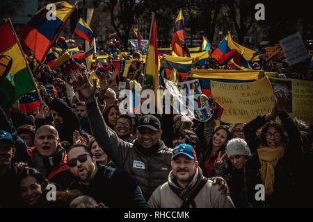 Barcellona, Spagna. 2° febbraio 2019. I venezuelani sostenitori dell'opposizione gridare slogan come protestano contro il Presidente venezuelano Nicolás Maduro e la sua amministrazione socialista e per un governo di transizione sotto il presidente ad interim Juan Guaido. Credito: Matthias Oesterle/Alamy Live News Foto Stock