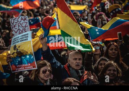 Barcellona, Spagna. 2° febbraio 2019. I venezuelani sostenitori dell'opposizione gridare slogan come protestano contro il Presidente venezuelano Nicolás Maduro e la sua amministrazione socialista e per un governo di transizione sotto il presidente ad interim Juan Guaido. Credito: Matthias Oesterle/Alamy Live News Foto Stock