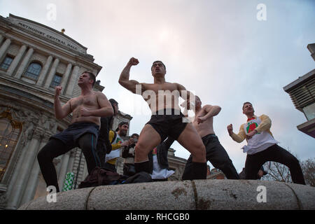 London , Regno Unito . 2 febbraio 2019. I neozelandesi fanno la loro strada attraverso il centro di Londra mentre godendo una Circle Line pub crawl che culmina in un Hakka nei pressi di Piazza del Parlamento sul Waitangi Day. Credito : George Wright Cracknell/Alamy Live News Foto Stock