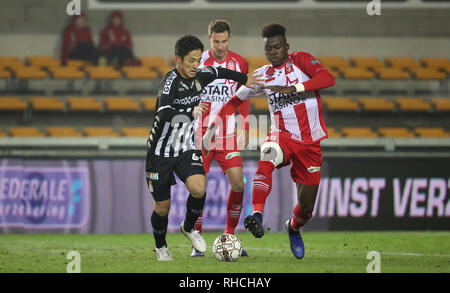 Mouscron, Belgio.. 2° febbraio 2019. MOUSCRON, Belgio - 01 febbraio : Ryota Morioka di Charleroi e Frank Boya di Mouscron lotta per la palla durante la Jupiler Pro League Match Day 24 tra Royal Excel Mouscron e Sporting Charleroi nel febbraio 01, 2019 in (foto di Foto Stock