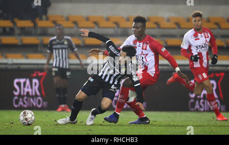 Mouscron, Belgio.. 2° febbraio 2019. MOUSCRON, Belgio - 01 febbraio : Ryota Morioka di Charleroi e Frank Boya di Mouscron lotta per la palla durante la Jupiler Pro League Match Day 24 tra Royal Excel Mouscron e Sporting Charleroi nel febbraio 01, 2019 in (foto di Foto Stock