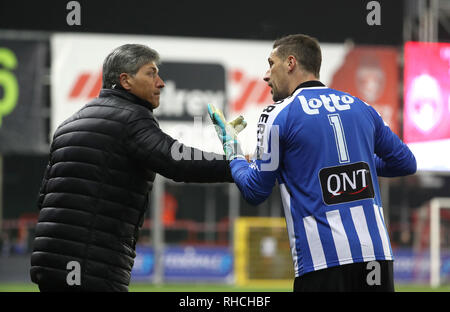 Mouscron, Belgio.. 2° febbraio 2019. MOUSCRON, Belgio - 01 febbraio : Felice Mazzu, allenatore di Charleroi e Nicolas Penneteau di Charleroi durante la Jupiler Pro League Match Day 24 tra Royal Excel Mouscron e Sporting Charleroi nel febbraio 01, 2019 in (foto di Foto Stock