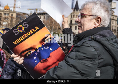 Barcellona, in Catalogna, Spagna. 2° febbraio 2019. Un manifestante è visto tenendo un cartello di SOS Venezuela durante la protesta.I membri della comunità venezuelana in Barcellona che sostengono il presidente ad interim Juan GuaidÃ³ sono andati fuori per chiedere libere elezioni in Venezuela. Credito: Paco Freire SOPA/images/ZUMA filo/Alamy Live News Foto Stock