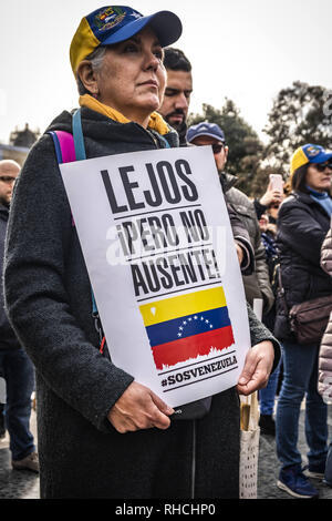 Barcellona, in Catalogna, Spagna. 2° febbraio 2019. Un manifestante è visto tenendo un cartello durante la protesta.I membri della comunità venezuelana in Barcellona che sostengono il presidente ad interim Juan GuaidÃ³ sono andati fuori per chiedere libere elezioni in Venezuela. Credito: Paco Freire SOPA/images/ZUMA filo/Alamy Live News Foto Stock