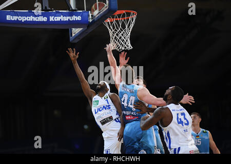 Karlsruhe, Germania. 02Feb, 2019. Carl Ona Embo (Lions) vs. Matthew Michael Klinewski (Paderborn). GES/basket/ProA: PSK Lions - Cesti Paderborn, 02.02.2019 - | Utilizzo di credito in tutto il mondo: dpa/Alamy Live News Foto Stock