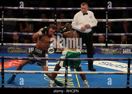 Londra, Regno Unito. 2° febbraio 2019. Il pugilato, Europeo Super-Welterweight campionato, Sergio Garcia versus Ted Cheeseman; In un undercard lotta come Felix Cash esegue un gancio sinistro su Rasheed credito Abolaji: Azione Plus immagini di sport/Alamy Live News Foto Stock