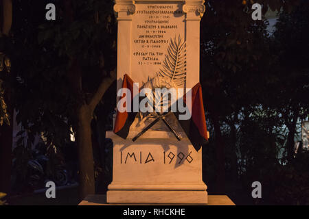 Atene, Grecia. 2° febbraio 2019. Anarchico appendere bandiere sull'episodio di Imia monumento. Di sinistra e le organizzazioni anarchiche in scena un contatore-dimostrazione di protesta contro il greco partito neonazista Golden Dawn e l'evento della festa è stata messa in scena per commemorare il 1996 isolotti di Imia incidente tra la Grecia e la Turchia quando un greco elicottero militare si è schiantato oltre l'isolotto, alcuni speculando a causa di incendio turco. Credito: Nikolas Georgiou/ZUMA filo/Alamy Live News Foto Stock