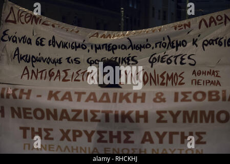 Atene, Grecia. 2° febbraio 2019. Manifestanti marzo verso Golden Dawn è uffici gridando slogan contro il fascismo. Di sinistra e le organizzazioni anarchiche in scena un contatore-dimostrazione di protesta contro il greco partito neonazista Golden Dawn e l'evento della festa è stata messa in scena per commemorare il 1996 isolotti di Imia incidente tra la Grecia e la Turchia quando un greco elicottero militare si è schiantato oltre l'isolotto, alcuni speculando a causa di incendio turco. Credito: Nikolas Georgiou/ZUMA filo/Alamy Live News Foto Stock