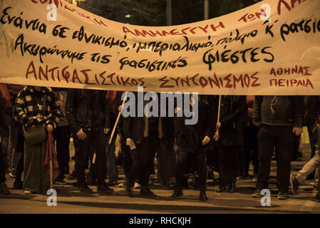 Atene, Grecia. 2° febbraio 2019. Manifestanti marzo verso Golden Dawn è uffici gridando slogan contro il fascismo. Di sinistra e le organizzazioni anarchiche in scena un contatore-dimostrazione di protesta contro il greco partito neonazista Golden Dawn e l'evento della festa è stata messa in scena per commemorare il 1996 isolotti di Imia incidente tra la Grecia e la Turchia quando un greco elicottero militare si è schiantato oltre l'isolotto, alcuni speculando a causa di incendio turco. Credito: Nikolas Georgiou/ZUMA filo/Alamy Live News Foto Stock